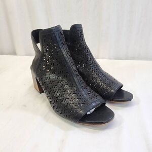 VINCE CAMUTO Womens Black  Sternat Peep Toe Block Heel Leather Shootie size 8.5